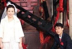 靳东老婆疑怀二胎 李佳是赵薇同学是她们班结婚最早的 第1页