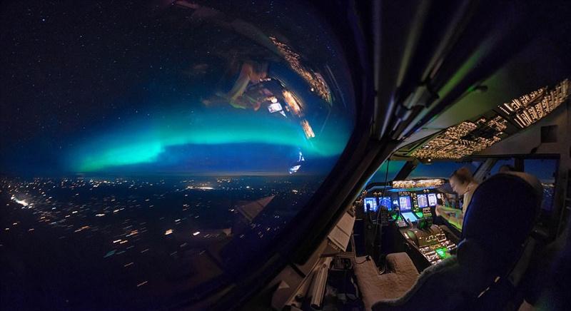 飞行员驾驶舱里拍夜空美景：微弱北极光伴日出 第1页