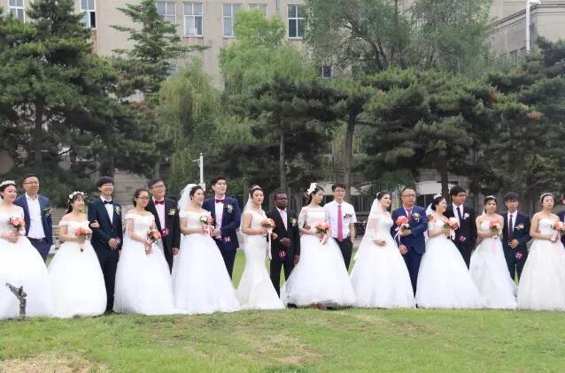 留学生参加集体婚礼：和妻子啥都合 第1页