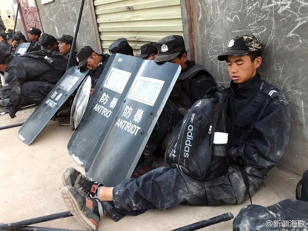 新疆警察执行任务的这几张照片 感动网友 第1页