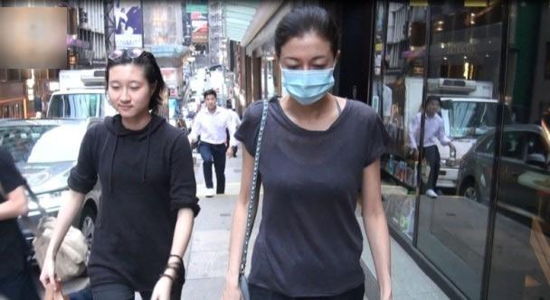 组图:小龙女出院与吴绮莉和解 手臂多条明显伤痕 第1页