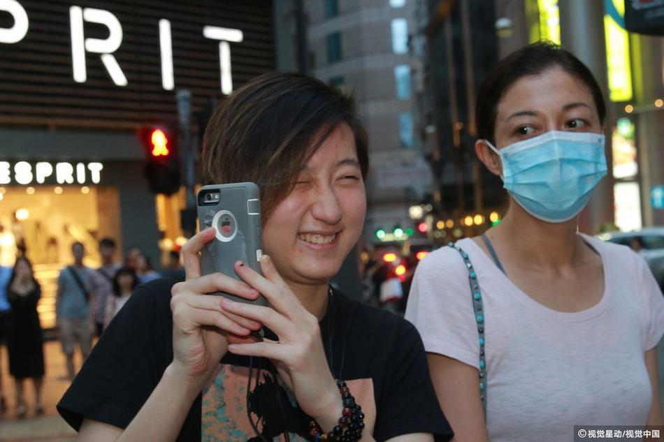 组图：吴绮莉母女合好 一路有说有笑获路人鼓励(2) 第2页