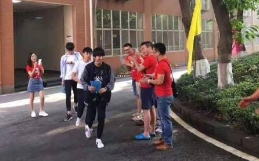 王俊凯高考引粉丝围观 TFBOYS官博发文谴责 第1页