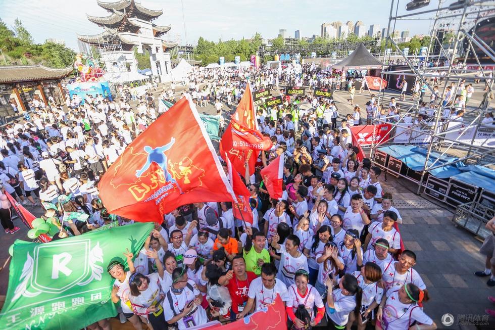 高清：邹凯周捷领跑特步企鹅跑 跑者畅玩山城(11) 第11页