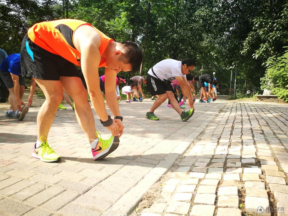 高清：跑步训练营惊现萌娃 跑友"两头起"虐腹(5) 第5页