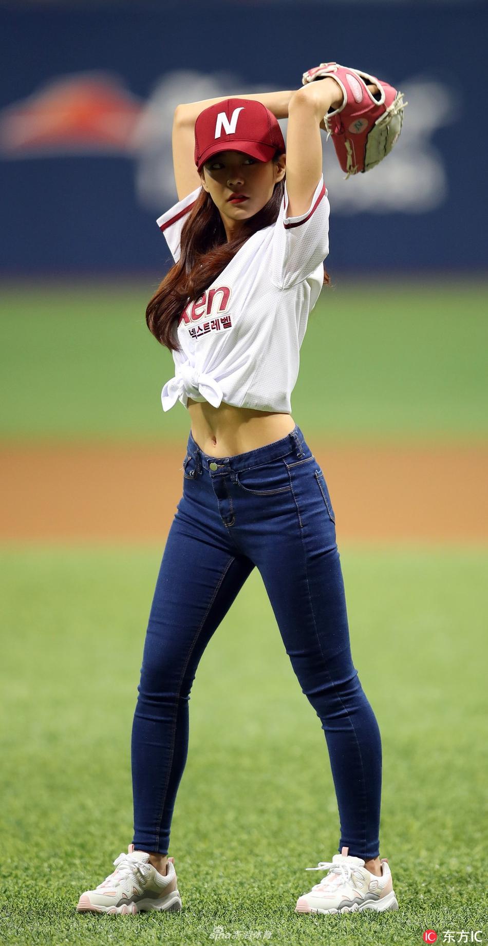 韩国女星为棒球比赛开球