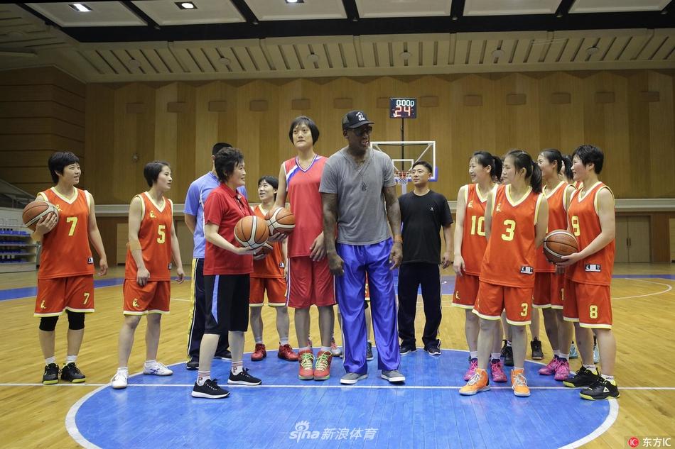 罗德曼平壤行与朝鲜女篮队员见面聊天 第1页