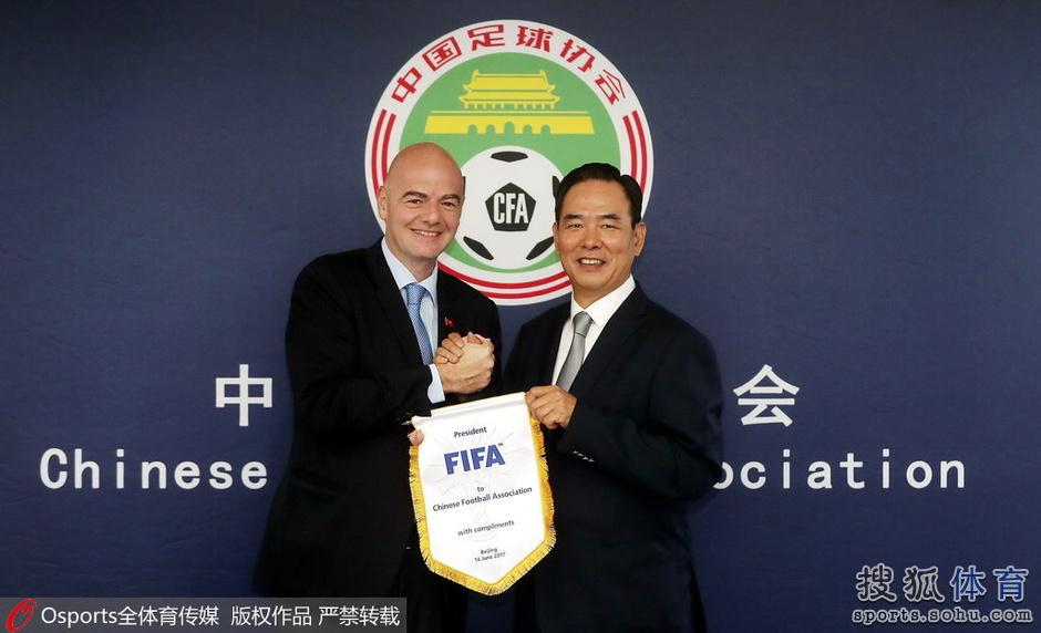 FIFA主席访问中国足协 携手蔡振华热情合影(图) 第1页