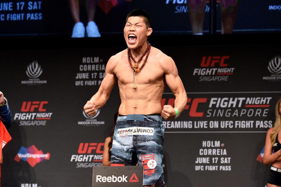 UFC新加坡赛称重李景亮气势逼人(4) 第4页