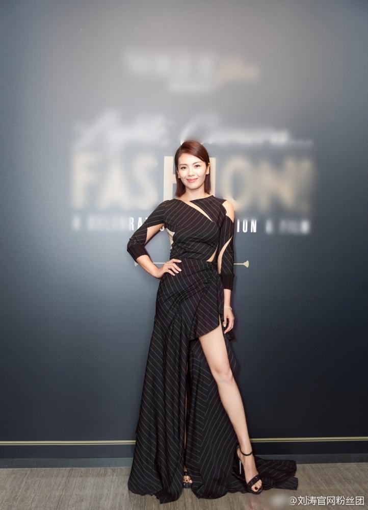 6月16日,刘涛出席某品牌活动,只见她身着不规则裁剪长裙搭配高跟凉鞋