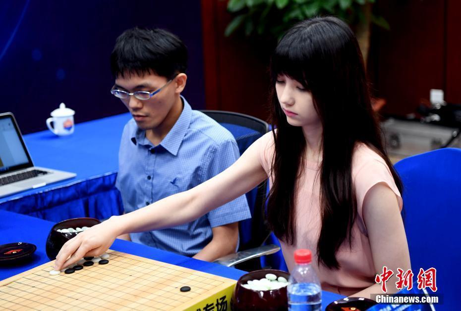 “围棋界第一美女”比赛认真专注托腮可爱 第1页