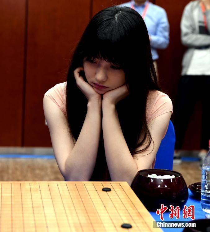 “围棋界第一美女”比赛认真专注托腮可爱(2) 第2页