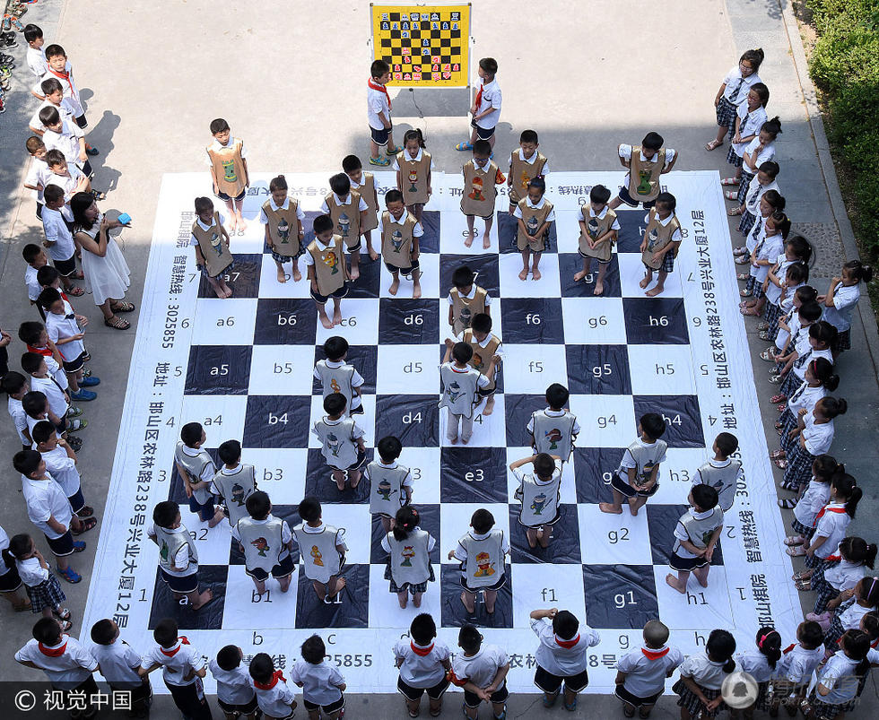 高清:邯郸真人国际象棋 小学生扮"棋子"