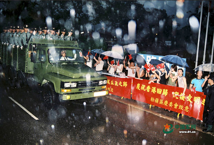 尽管大雨如注,1997年7月1日零时,中国人民解放军驻香港部队三军官兵