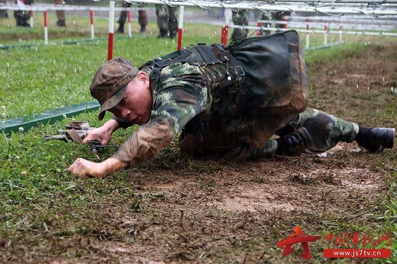 武警百天军事训练：“苗子”进来 “尖子”出去(4) 第4页