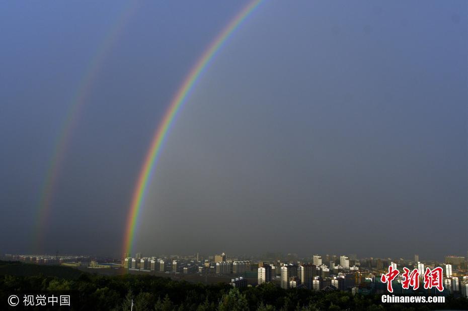 宁夏固原雨后彩虹高挂 横跨城区似“天空之桥”(3) 第3页