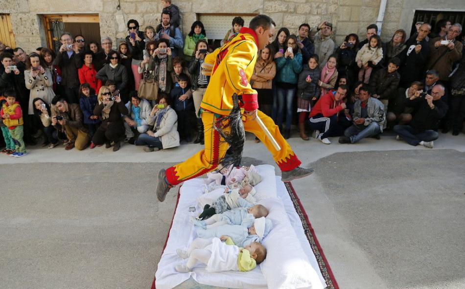 西班牙跳婴节：“恶魔”从婴儿身上跃过 第1页
