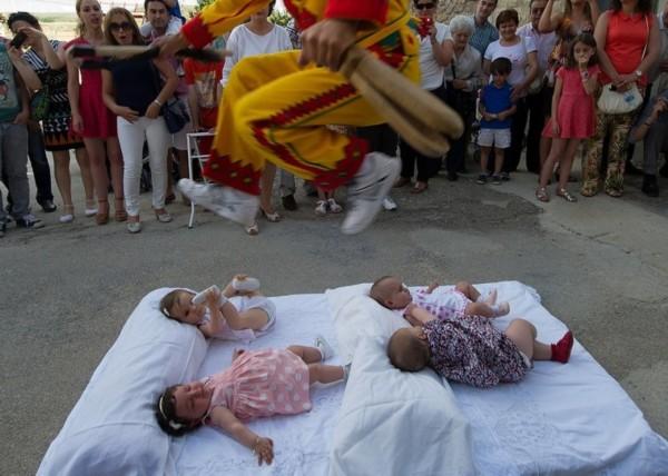 西班牙跳婴节：“恶魔”从婴儿身上跃过(10) 第10页