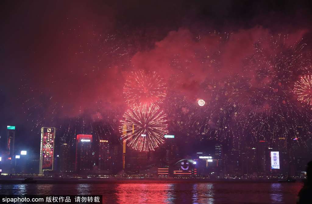 庆香港回归20周年 维多利亚港夜晚烟火璀璨美不胜收(上)(6) 第6页