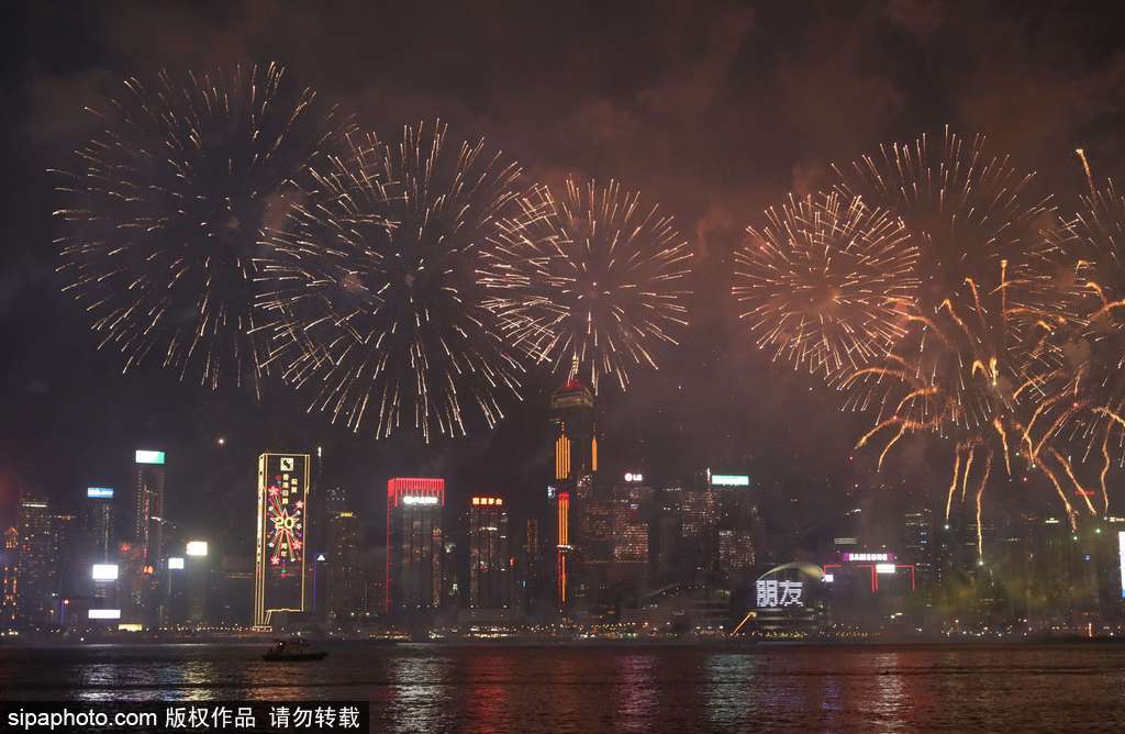 庆香港回归20周年 维多利亚港夜晚烟火璀璨美不胜收(上)(9) 第9页