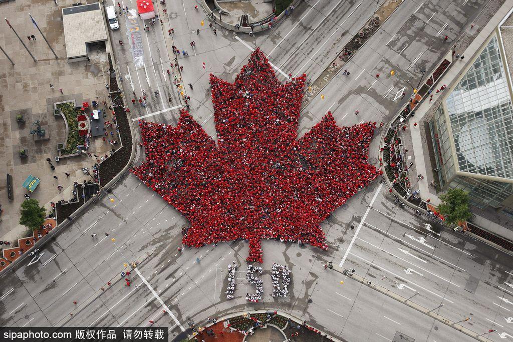 国庆日放大招！加拿大温尼伯人群汇聚红色“枫叶海洋” 第1页