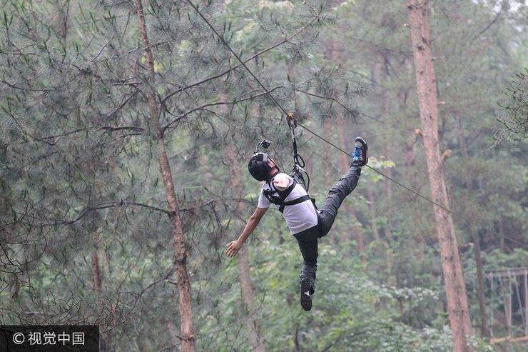 王宝强空降贵州龙里捞金 冒雨飞跃丛林 身手矫健变"人猿泰山"(7) 第7页