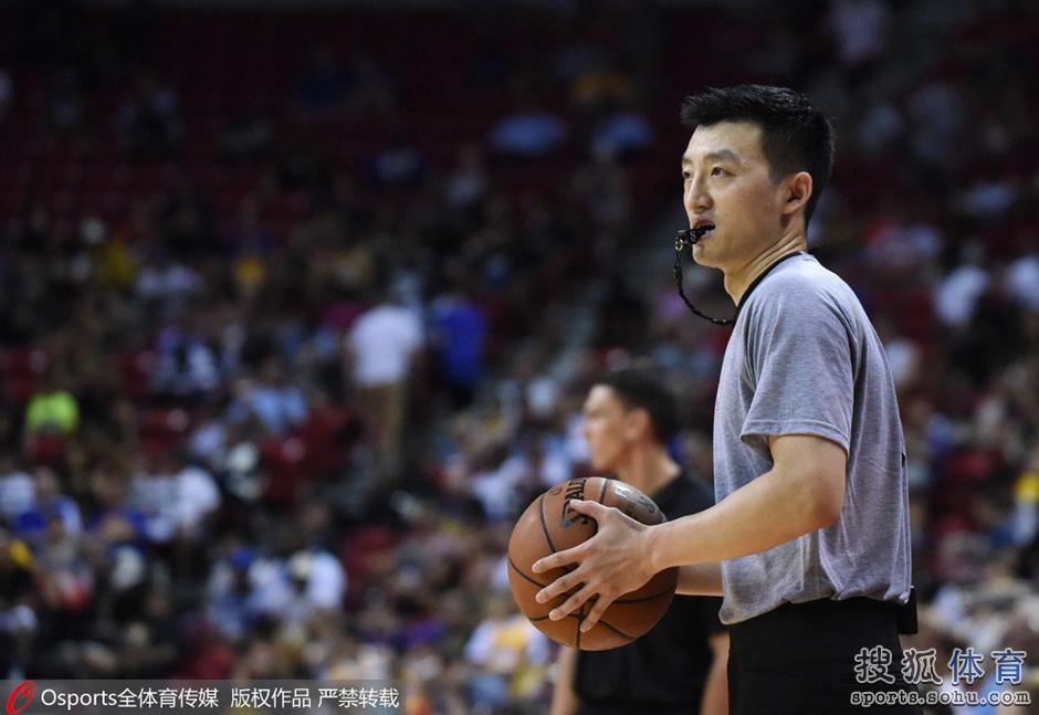 高清图：2017NBA夏季联赛 中国裁判持球成焦点 第1页