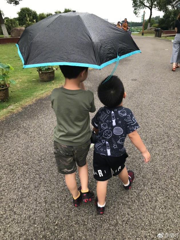 胡可晒儿子安吉为小鱼儿撑伞 雨中背影温馨可爱(3) 第3页