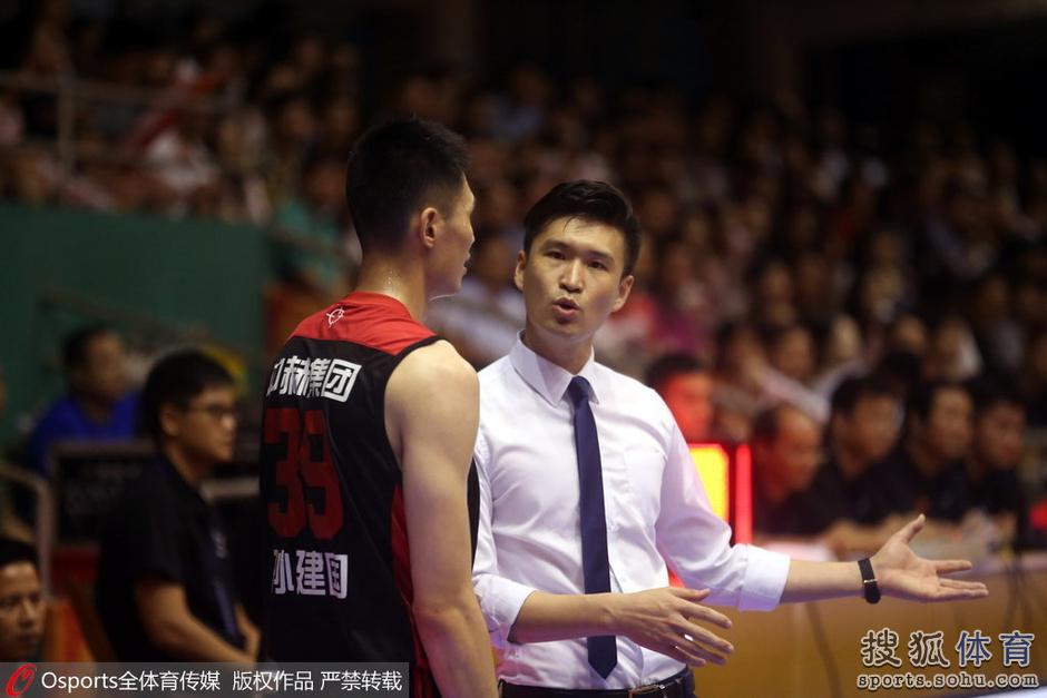 高清图：NBL第八轮精彩瞬间 霍楠场边激情指挥(2) 第2页