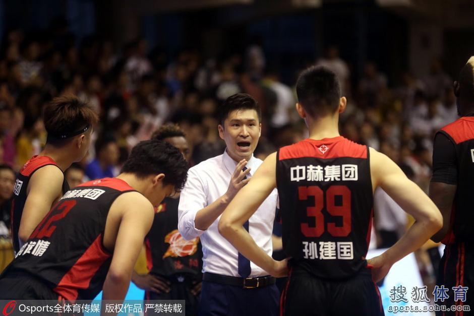 高清图：NBL第八轮精彩瞬间 霍楠场边激情指挥(6) 第6页