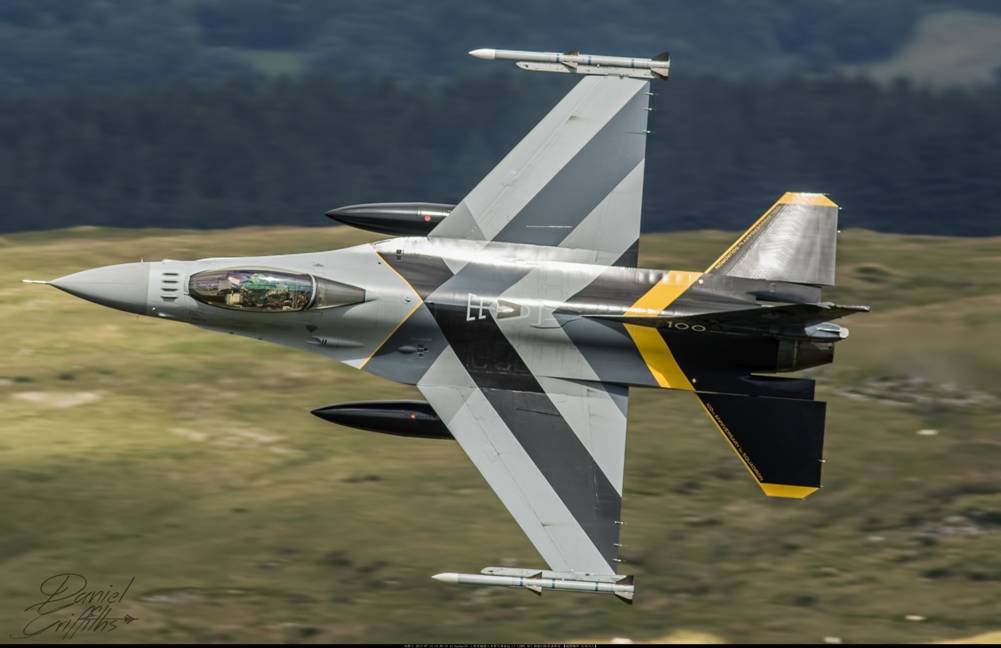 这架f-16战斗机造型非常独特