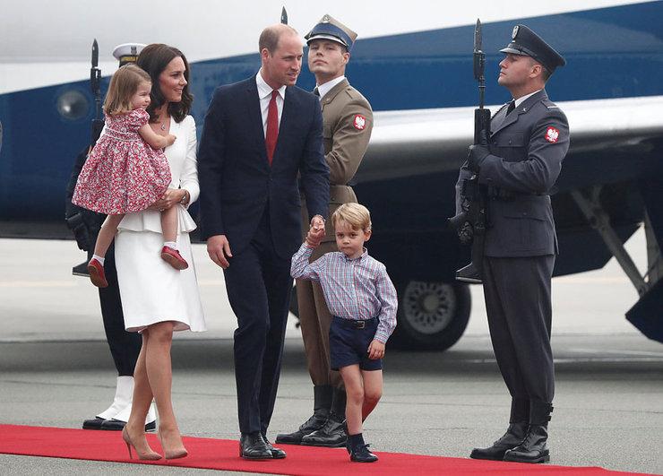 威廉王子全家出访波兰乘专机抵达机场 小王子小公主表情萌翻天!(8) 第8页
