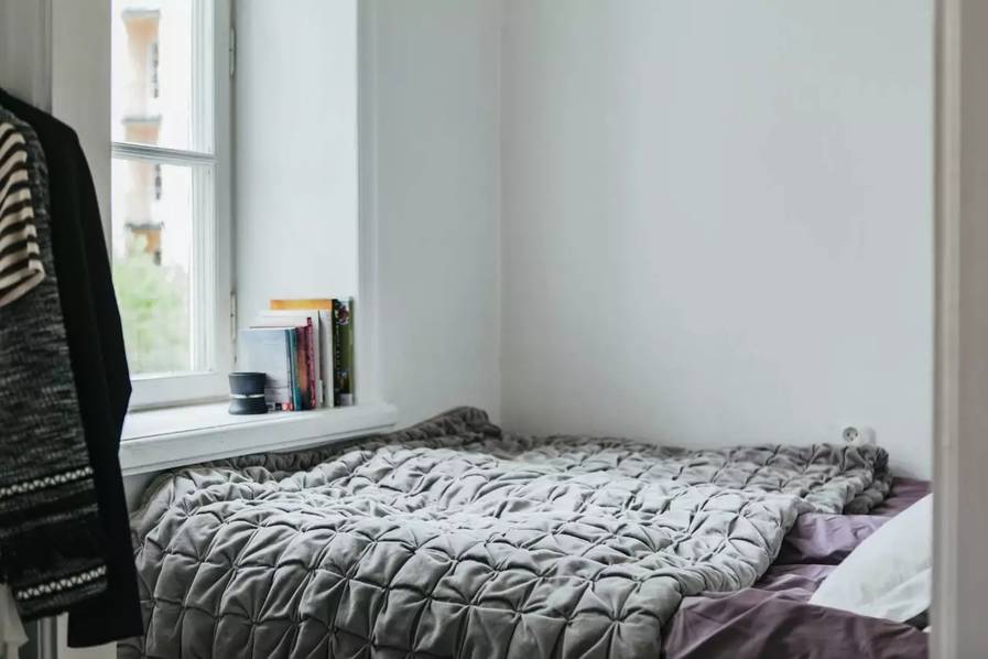 床尾一扇窗能提供充足的阳光,搭配适合的窗帘或者百叶窗来适当遮挡