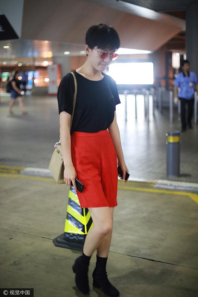 网易娱乐7月20日报道 20日,焦俊艳现身机场,戴红色墨镜和黑色口罩,身