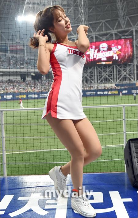 组图：啦啦队女郎火辣热舞 助阵韩国职业棒球比赛 第1页
