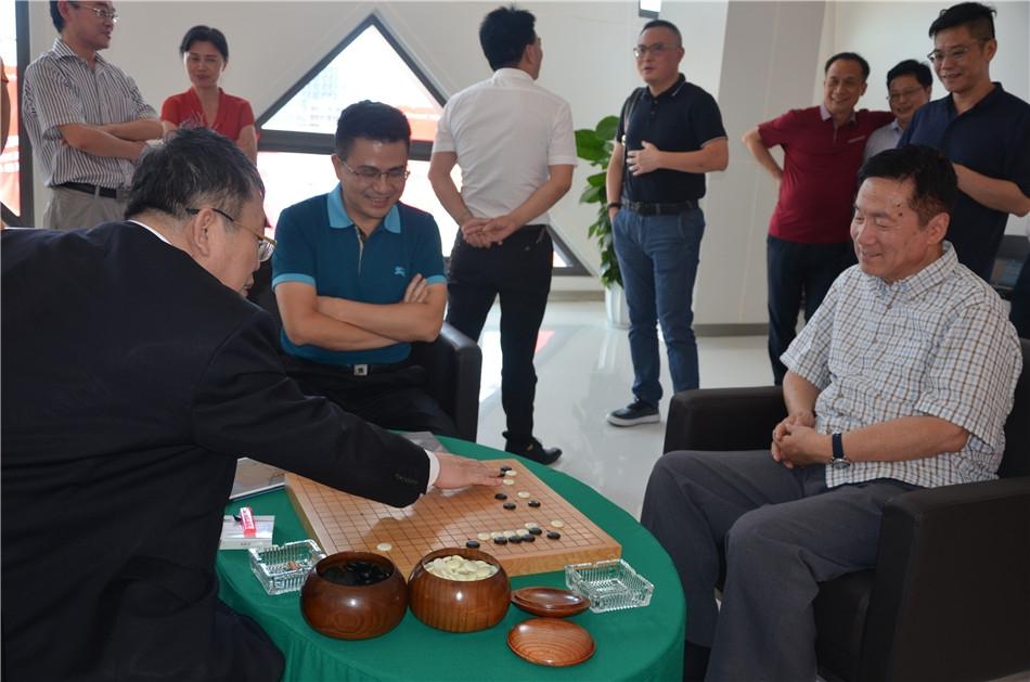 聂卫平林海峰研讨棋局 金立董事长刘立荣观战 第1页