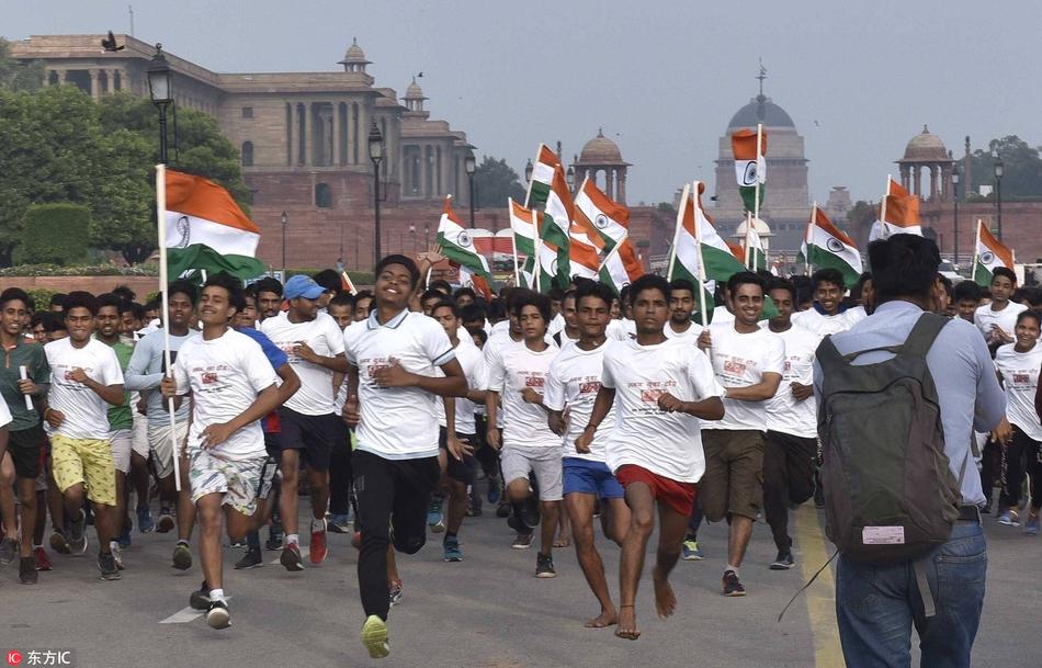 新德里贫民窟运动会 民众积极参加长跑活动(3) 第3页