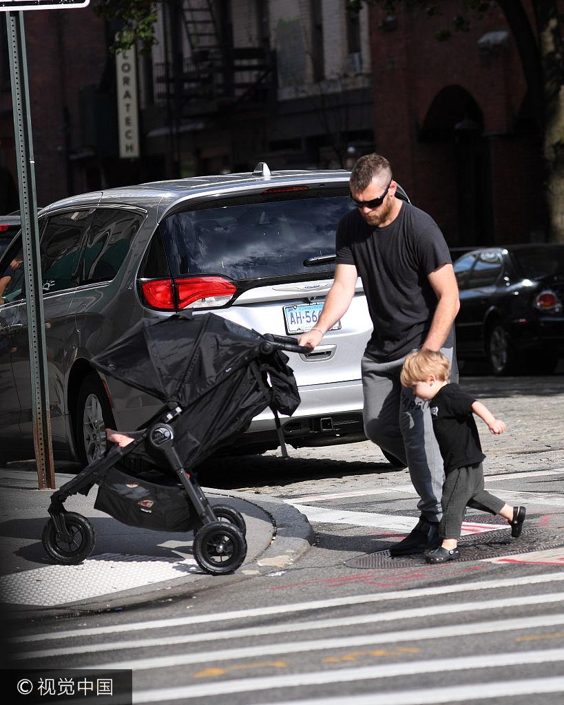 组图：“阿凡达”萨姆沃辛顿推车牵手照顾俩baby很心酸(5) 第5页