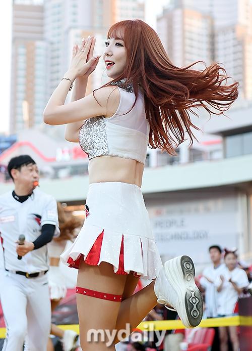 组图：韩国啦啦队女郎热舞助阵职业棒球赛 第1页
