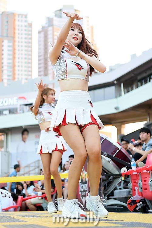 组图：韩国啦啦队女郎热舞助阵职业棒球赛(5) 第5页