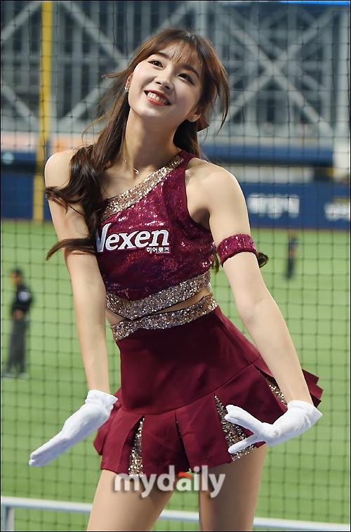 组图：韩国棒球啦啦队红裙美艳 外型清纯笑容甜美 第1页