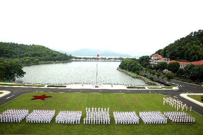 东海舰队机关举行纪念建军90周年隆重升国旗仪式 第1页