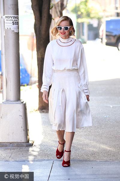 娜奥米·沃茨身穿优雅白裙搭配小红鞋 造型靓丽时髦 第1页