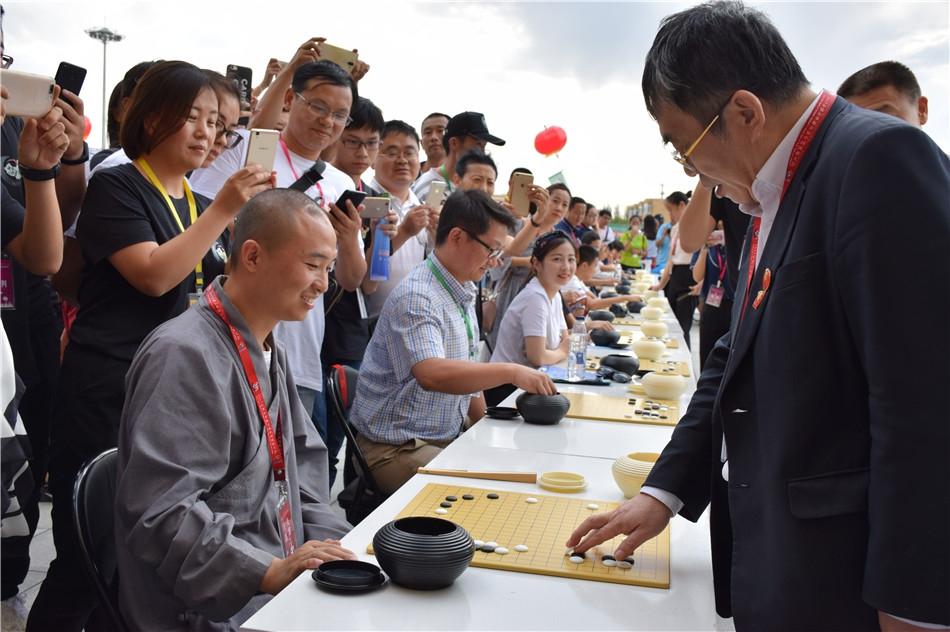 围棋大会职业多对多车轮战 聂卫平亲临指导获奖棋手 第1页