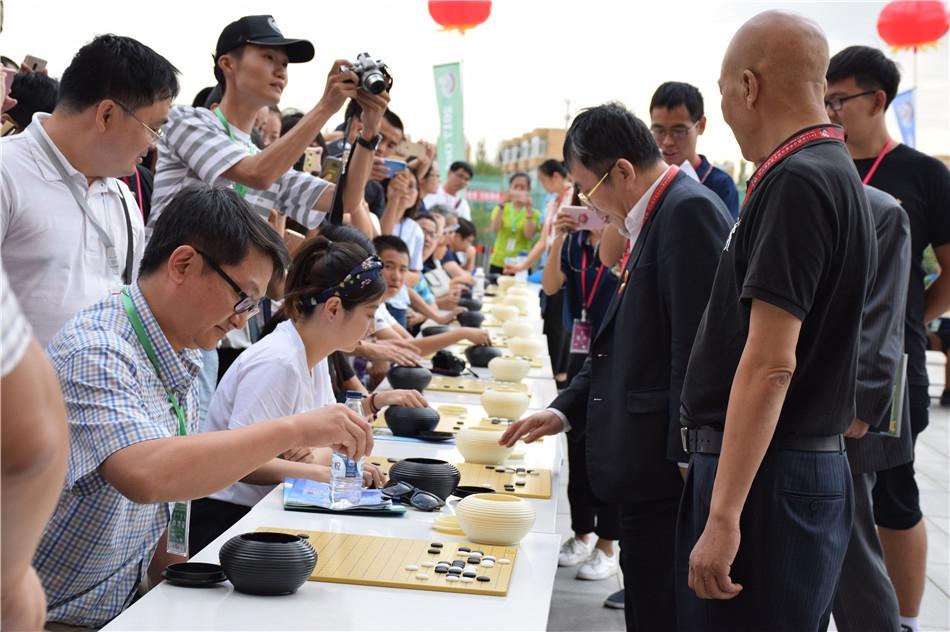 围棋大会职业多对多车轮战 聂卫平亲临指导获奖棋手(2) 第2页