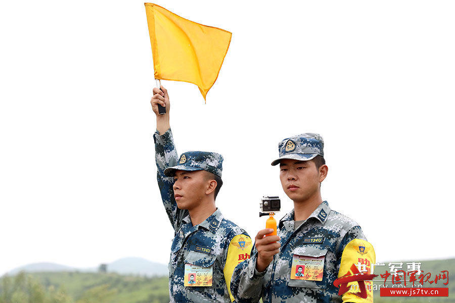 记者李晓波)8月8日,昨夜暴雨侵透的湖北广水空降兵某训练场山野赛道