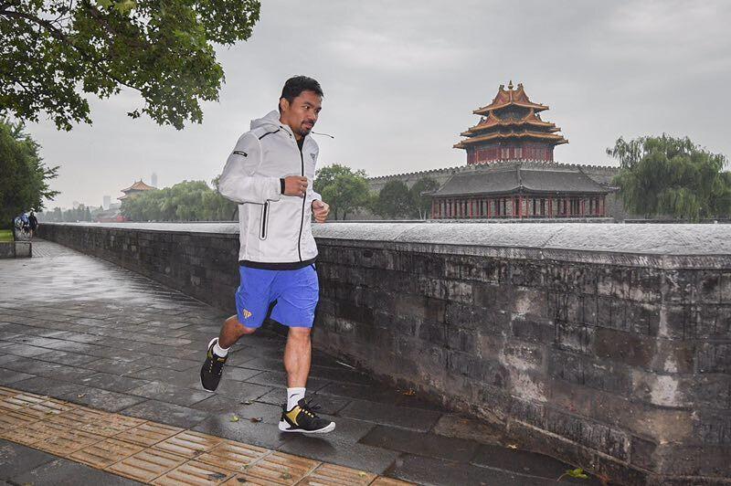 高清：帕奎奥雨中晨跑 兴致不减合影故宫角楼 第1页