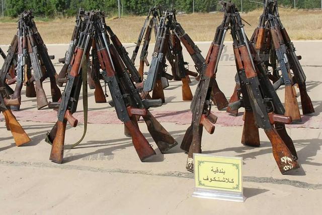 伊拉克缴获极端组织军火:中国造经典枪械显眼