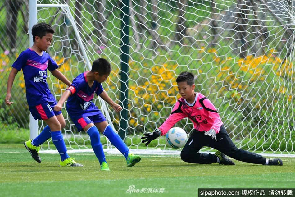 “哥德杯中国”世界青少年足球赛：记录赛场上顽强拼搏的小运动员(5) 第5页