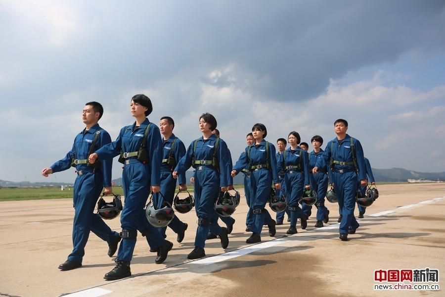 空军第十批女飞行学员顺利转入高教机训练 第1页